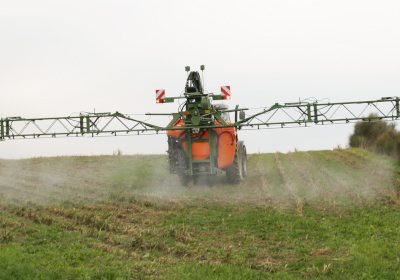 Épandage des pesticides à proximité des propriétés riveraines – Encore un énième passage en force du gouvernement !