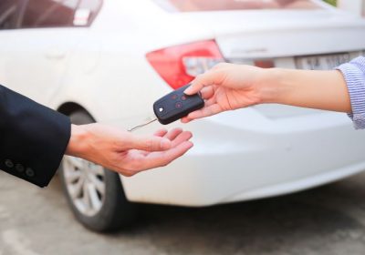 Vente de voiture – Les concessionnaires continuent à avoir la main lourde sur les frais annexes