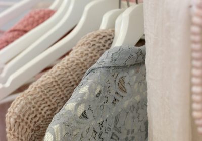Nos dressings débordent : révélations chiffrées sur notre garde-robe