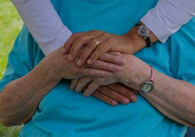 Baluchonnage : une nouvelle bouffée d’oxygène pour les aidants, mais un coût encore trop lourd