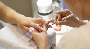 Manucure : pourquoi certains vernis semi-permanents disparaissent des salons ?
