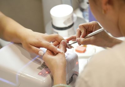 Manucure : pourquoi certains vernis semi-permanents disparaissent des salons ?