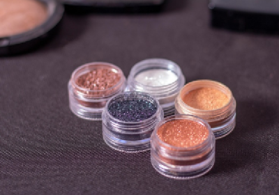 PFAS : vêtements, cosmétiques, ustensiles… ce que l’interdiction de 2026 change pour les consommateurs