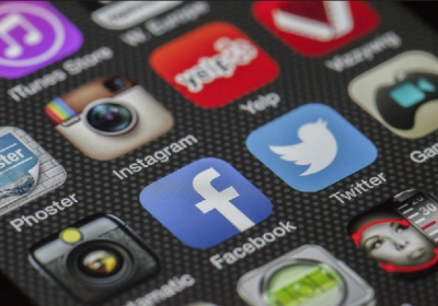 Réseaux sociaux et santé mentale des jeunes : ce que les consommateurs doivent savoir en 2026